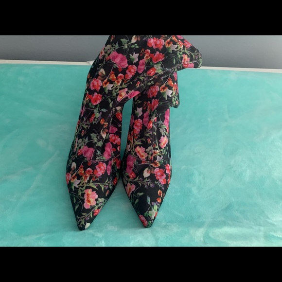 Cute Steve Madden Floral Daffy sock boots - Picture 5 of 5